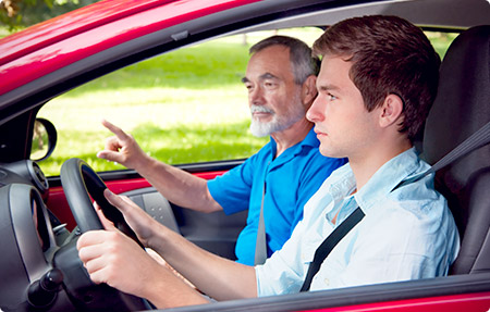 Führerschein mit Handycap - Fahrschüler und Fahrlehrer im Auto